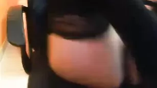 Путана в чулках Sarahot81 мандражирует пизду