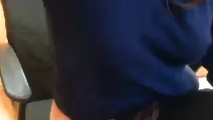 Путана в чулках Sarahot81 мандражирует пизду