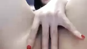 Солидная Charisa трахает себя пальчиками и не только