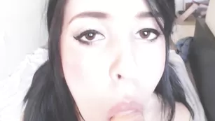 Милая девка Petitemarie облизывает резиновый хер