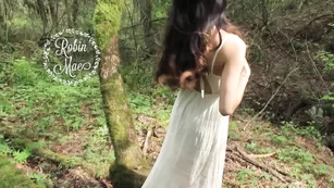 Распутная малышка RobinMae дрочит пизду в лесу