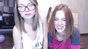 Милые телки Hottykissy33 общаются с поклонниками