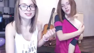 Милые телки Hottykissy33 общаются с поклонниками