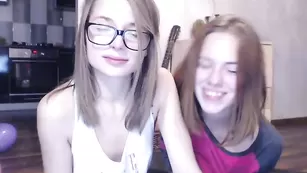 Милые телки Hottykissy33 общаются с поклонниками