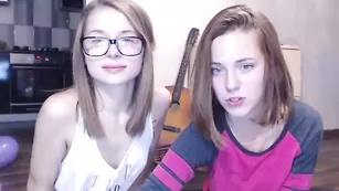 Милые телки Hottykissy33 общаются с поклонниками