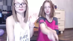 Милые телки Hottykissy33 общаются с поклонниками