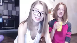 Милые телки Hottykissy33 общаются с поклонниками