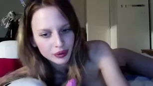 Смазливая цыпочка Ellaa91 трахает пизду страпоном