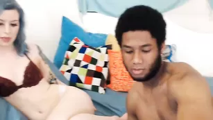 Озорная бабенка Mistyandash сосет негру член