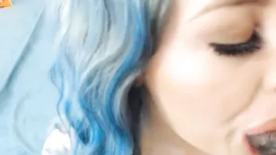 Озорная бабенка Mistyandash сосет негру член