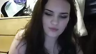 Темноволосая чертовка Freshmangirl демонстрирует сексуальное тело