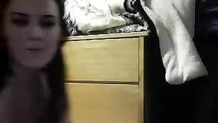 Темноволосая чертовка Freshmangirl демонстрирует сексуальное тело