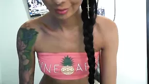 Фееричная телка fernandats показывает татуировки