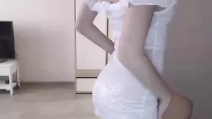 Длинноногая брюнетка Aliskacomely показывает прелести