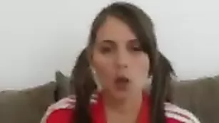 Строптивая фанатка Annietaylor_cb показывает бритую пизду