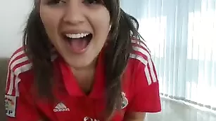 Строптивая фанатка Annietaylor_cb показывает бритую пизду