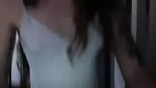 Пылкая детка BrookEvrgreen оголяет прелести