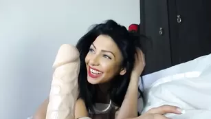 Милая куколка Lustfulbeauty трахает пизду страпоном