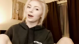 Милая блондинка Lillexie общается во фри