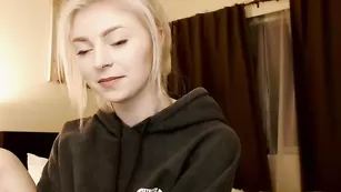 Милая блондинка Lillexie общается во фри