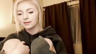 Милая блондинка Lillexie общается во фри