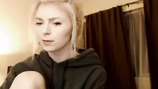 Милая блондинка Lillexie общается во фри