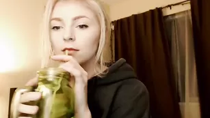 Милая блондинка Lillexie общается во фри