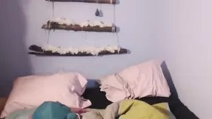 Симпатичная брюнеточка Bllueberrylove ласкает свои прелести