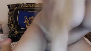 Грудастая бабенка Hornykitten97 мастурбирует пизду