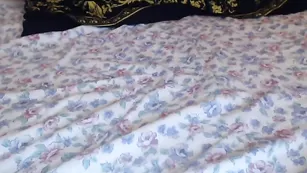 Грудастая бабенка Hornykitten97 мастурбирует пизду