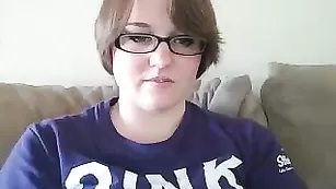 Пышногрудая курва Curvyschoolgirl смачно трахает бритые дырочки