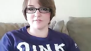 Пышногрудая курва Curvyschoolgirl смачно трахает бритые дырочки