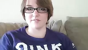 Пышногрудая курва Curvyschoolgirl смачно трахает бритые дырочки