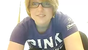 Пышногрудая курва Curvyschoolgirl смачно трахает бритые дырочки