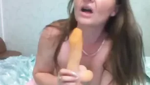 Аппетитная женщина Rokssana наминает сочный анус