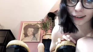 Роскошная малышка Eeeveee присаживается на секс игрушку