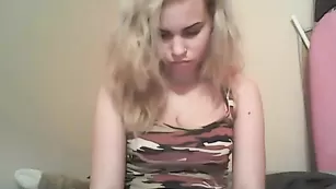 Красивая дамочка Charlottebaby мастурбирует пизду вибратором