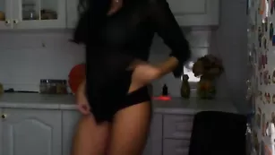 Женщина в очках Annatime1 танцует на кухне