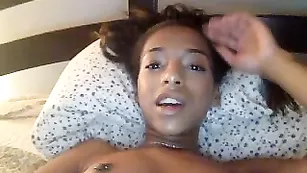 Милая негритянка Cleohontass смачно дрочит пизду