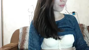 Худая красотка Olenchik показывает маленькие сиськи