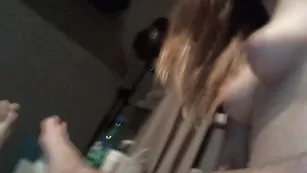 Шальная цыпочка Eroticfetishism сосет член