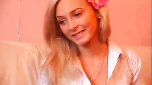 MiaMeow1 светловолосая милашка устроила запальное шоу с элементами анала