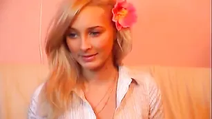 MiaMeow1 светловолосая милашка устроила запальное шоу с элементами анала