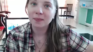 Пошлая сучка Hello_x_pussy сосет парню член