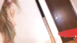 Шальная дамочка Aariana4u страстно дрочит пизду