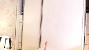 Шальная дамочка Aariana4u страстно дрочит пизду