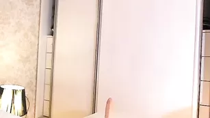 Шальная дамочка Aariana4u страстно дрочит пизду