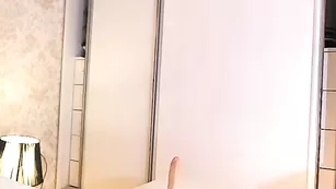 Шальная дамочка Aariana4u страстно дрочит пизду