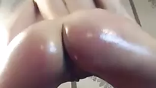 Аппетитная блонда Nastyaaw трахает очко пальчиками