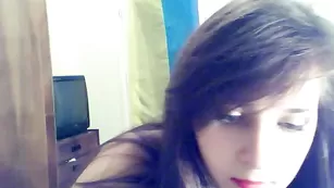 Шальная девка Pupusyka трахает обе дырочки